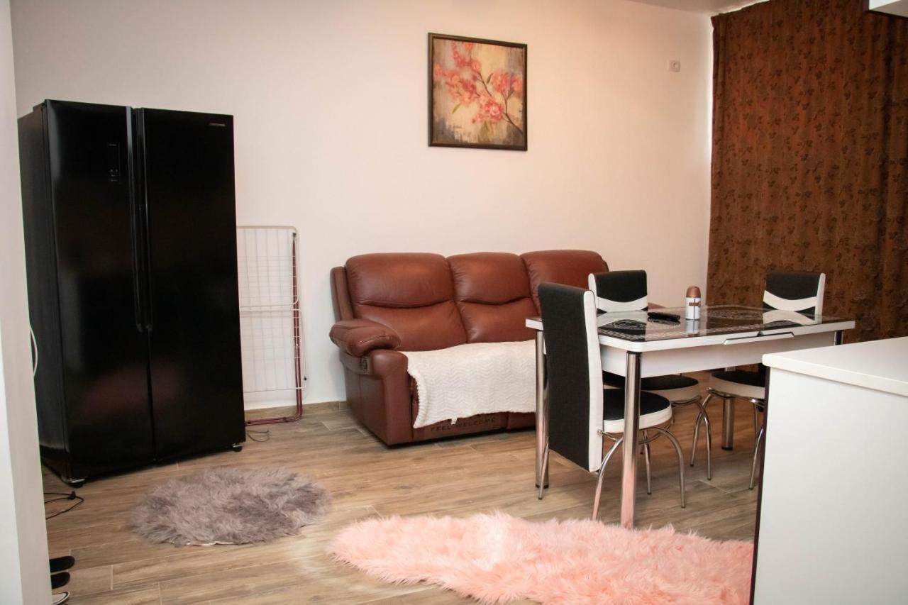 Apartament Capitala Militari Roşu מראה חיצוני תמונה
